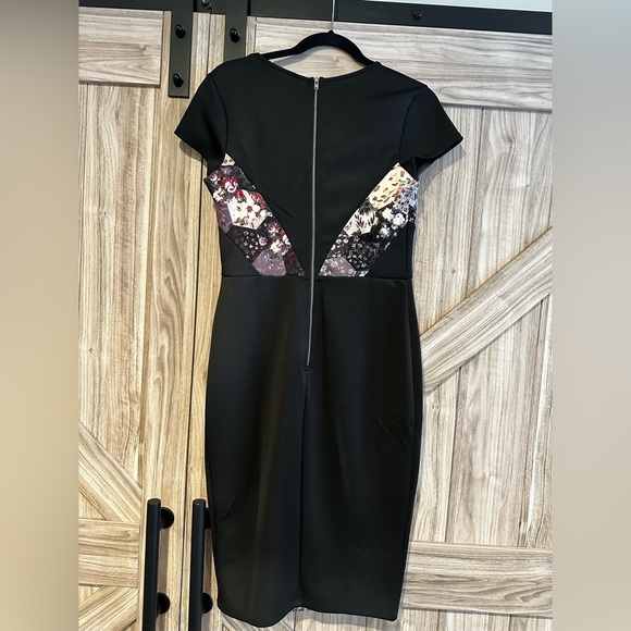 Form fitting dress with patchwork print design - Picture 2 of 4